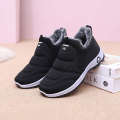 Winter Old Beijing Leather Waterproof Mother Plush Thickened Walking Non slip and Warm Women's Cotton Shoes. 