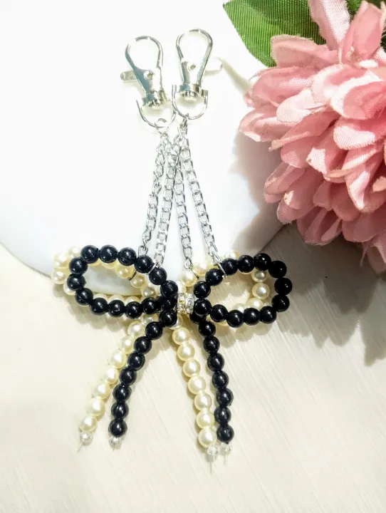 Stylish%20Beaded%20Bow%20Keychain%20%E2%80%93%20Pearl%20&%20Black%20%E2%80%93%20Cute%20Bag/Key%20Accessory%20-%20Image%203