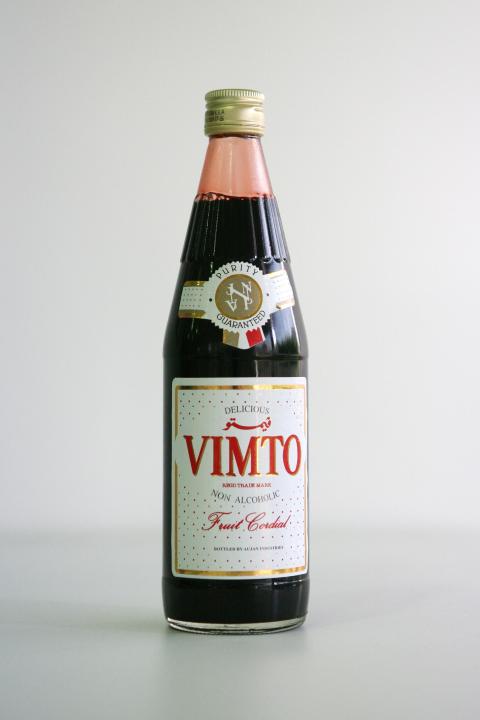 Vimto Juice Syrup Fruit Cordial Dilutable 710 ml Glass Bottle (Made in ...