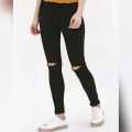 BLACK KNEE RIPPED JEANS FOR HER. 