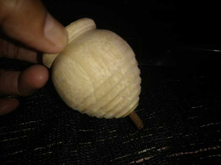 2pcs%20Wooden%20Spinner%20Lattoo%20With%20Thread%20For%20School%20Lattu%20%20kids%20adult%20-%20Image%2010