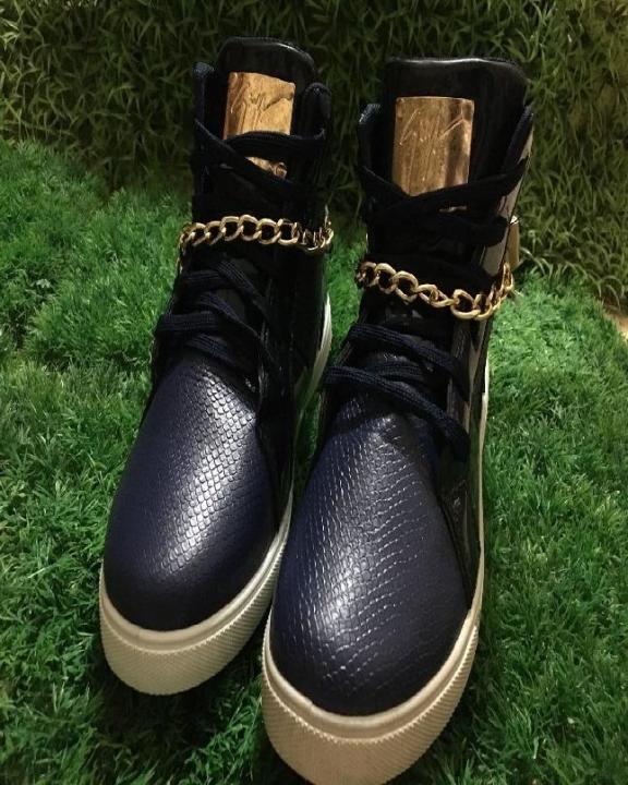 Black%20Stylish%20Fashion%20Sneakers%20-%20Image%203