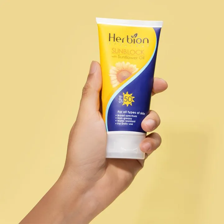 Herbion%20Natural%20Sun%20Block%20SPF%2050%20%7C%20Natural%20Sun%20Block%20Free%20From%20White%20Cast%20%7C%20100ml%20-%20Image%203