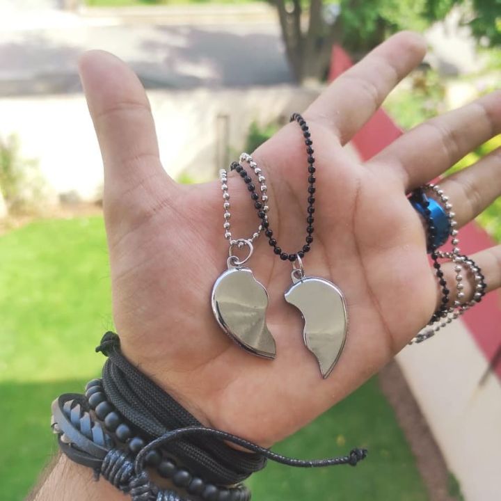 Broken%20Heart%20Necklace%20Locket%20In%20Silver%20Magnetic%20-%20Heavy%20Metal%20Magnetic%20Heart%20Pendant%20Necklace%20Gift%20For%20Friends%20Couples%20-%20Image%202