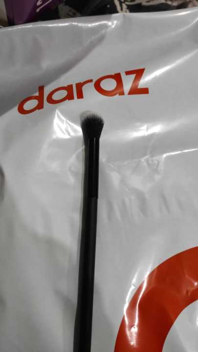 Fluffy%20Eyeshadow%20Blending%20Brush%20-%20Image%203