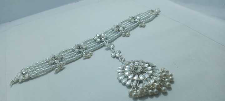Best%20quality%20beautiful%20band%20matha%20patti%20with%20Kundan%20work%20elegant%20design%20-%20Image%203