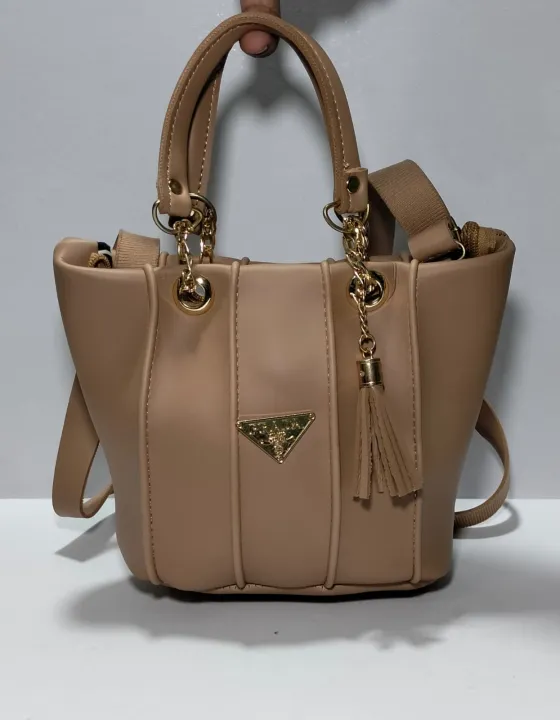 Classic%20Black%20Faux%20Leather%20Handbag%20with%20Gold-Tone%20Chain%20Handle%20and%20Decorative%20Tassel,%20Adjustable%20Shoulder%20Strap,%20for%20Office%20and%20Evening%20Wear%20-%20Image%205