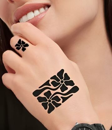 چکور سٹائل میں بنا ہوا مہندی کا ڈیزائن