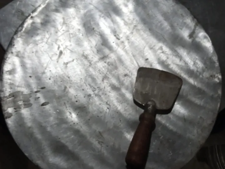 pure%20iron%20hotplate%20(tawa)%20WITH%20pair%20of%20takatak%20spoon%20%20wood%20handle%20heavy%20quality%20for%20making%20takatak,tawa%20keema%20,%20tawa%20chicken,%20tawa%20kajali,%20fry%20muttom%20cham,%20tawa%20chicken%20frying%20,fish%20fry,%20%20kalaji%20fry,%20paratha%20roti%20and%20many%20more%20itmes%20you%20can%20cooking%20on%20it%20-%20Image%205