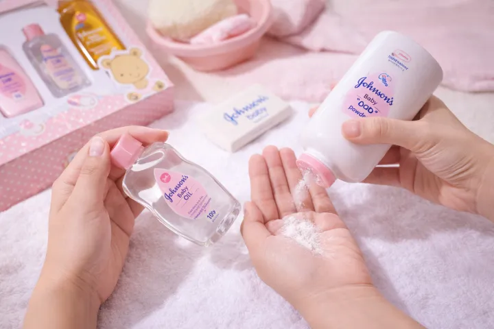 Johnson%E2%80%99s%20Baby%20Care%20Kit%20Pack%20of%20%20small%20set%20%E2%80%93%20Oil,%20Shampoo,%20Lotion,%20Powder%20&%20Soap%20%7C%20Complete%20Newborn%20Baby%20Gift%20Set%20-%20Image%203