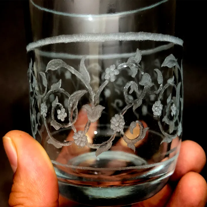 Hand%20Engraved%20Glass%20Tumbler%20with%20Beautiful%20%20Arabesque%20Design%20-%20Image%203