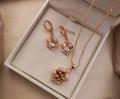 Beautiful Golden Crystal Pendent with Ear rings for girls and Women , beautiful and stylish design, Golden Mattel with beautiful Crystal. 