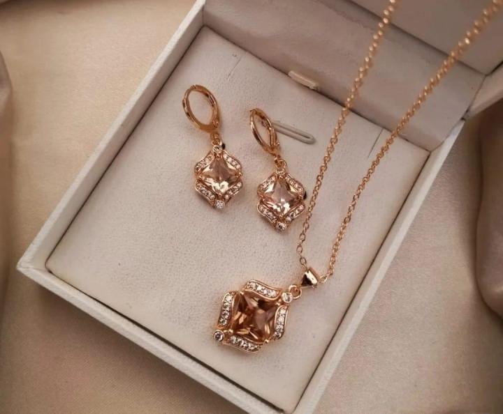Beautiful Golden Crystal Pendent with Ear rings for girls and Women , beautiful and stylish design, Golden Mattel with beautiful Crystal