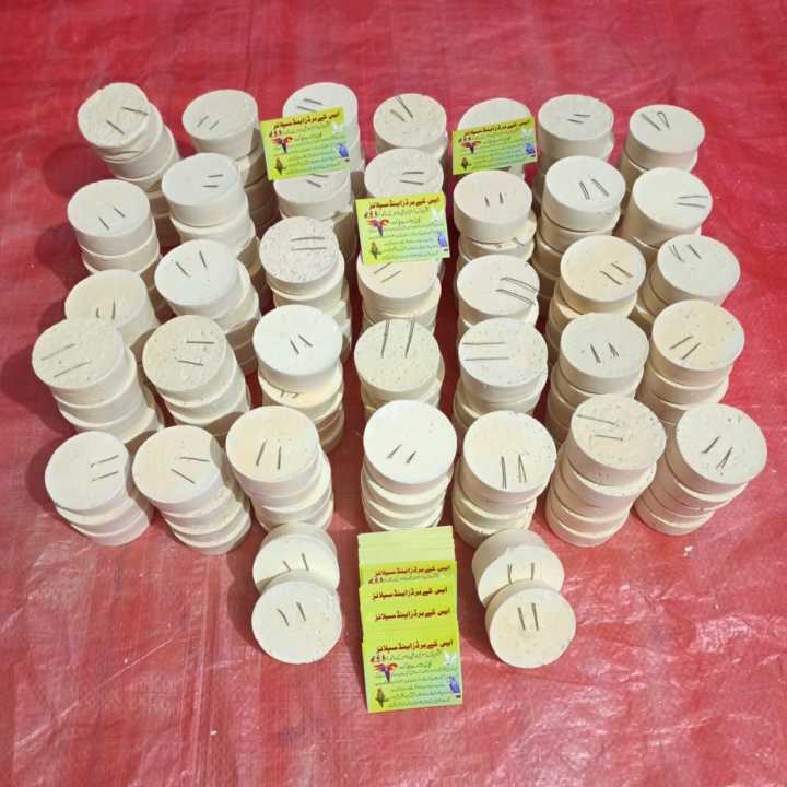 Multivitamin%20Calcium%20Block%20(Pack%20of%205)%20with%20Essential%20Minerals%20for%20Birds,%20Turtles,%20and%20Tortoises%20and%20Small%20Animals%20-%20Image%203