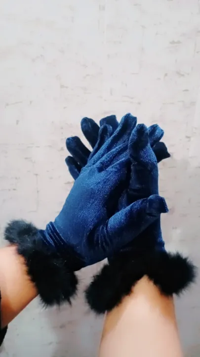 Women's%20Girl's%20%20Black%20Winter%20Velvet%20Gloves%20With%20Frr%20Cuff%20On%20Wrist%20-%20Image%202