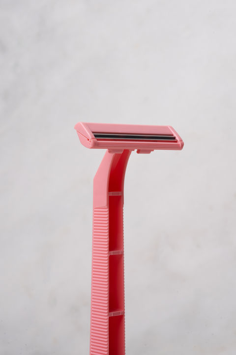 Femina%20Twin%20Blade%20Disposable%20Body%20Razor%20for%20Women%205s%20Pouch%20-%20Image%203