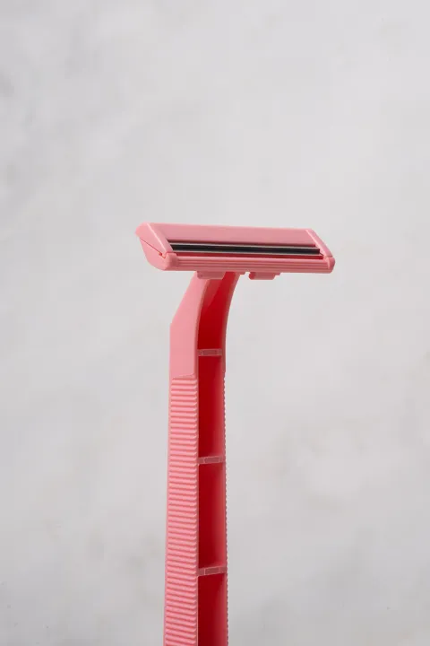 Femina%20Twin%20Blade%20Disposable%20Body%20Razor%20for%20Women%205s%20Pouch%20-%20Image%203