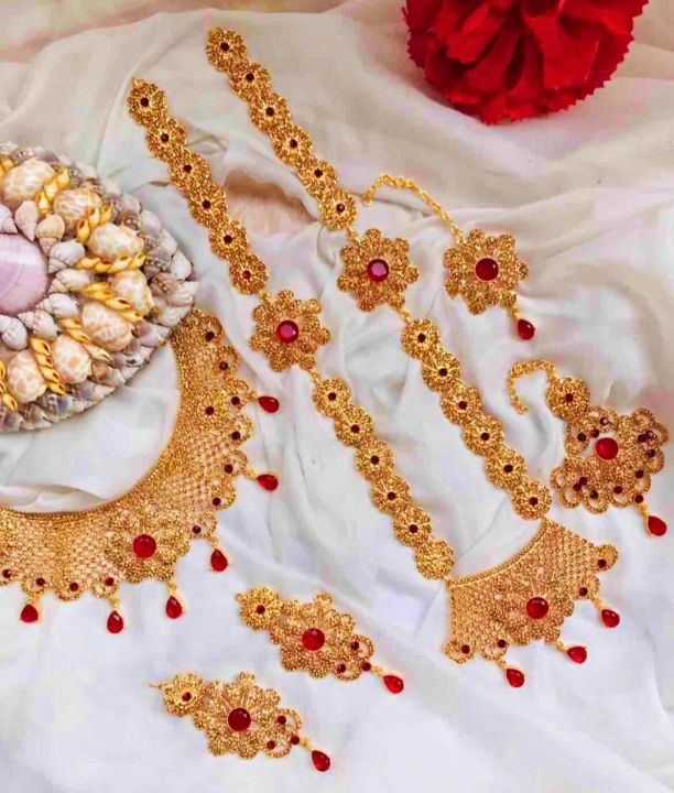Bridal Manjos Double Dholna Set With Matha Patti Set With Beautyfull Ear Rings Long Lasting Polish For Beautyfull Girls.