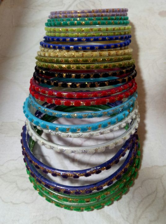 Pack%20of%203%20%7C%20Kids%20Glass%20Bangles%20Multi%20Colour%2024%20pieces/%202%20Dozen%20velvet%20&%20Glitter%20glass%20bangles%20for%20baby%20girls%20(%20bachio%20ko%20choria%20-%20Image%203