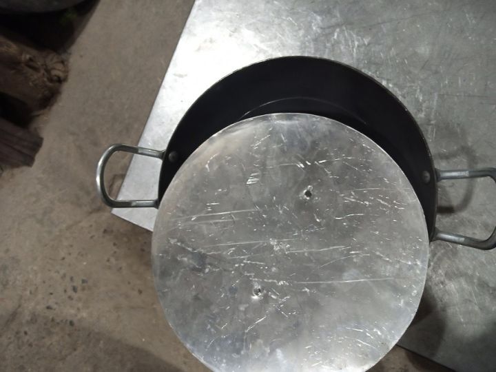 black%20iron%20karahi%20(kadai)%20complete%20set%20(%20karahi%20+%20cover+%20spoon)%20steel%20koram%20handle%20made%20with%20pure%20iron%20-%20Image%209