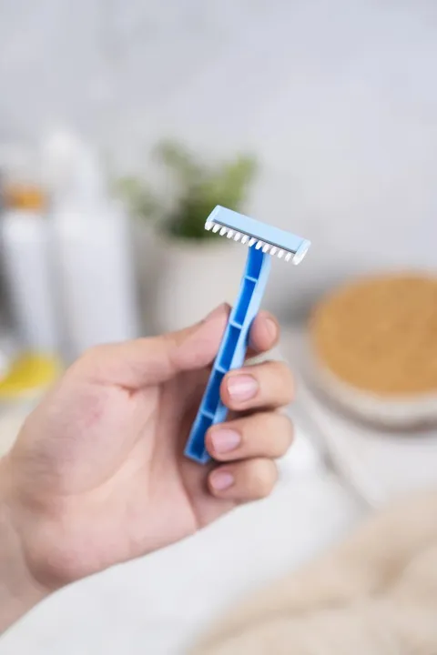 Treet%20Hygiene%20Body%20Razor%205s%20Pouch%20-%20Image%202