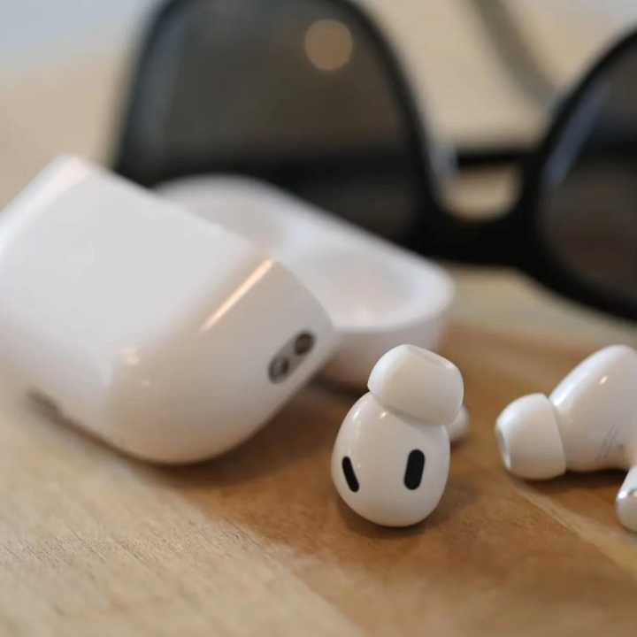 Airpods Pro 2 in white colour simple Airbuds | Hifi sound and Base | 48 Hour charging Casing timing