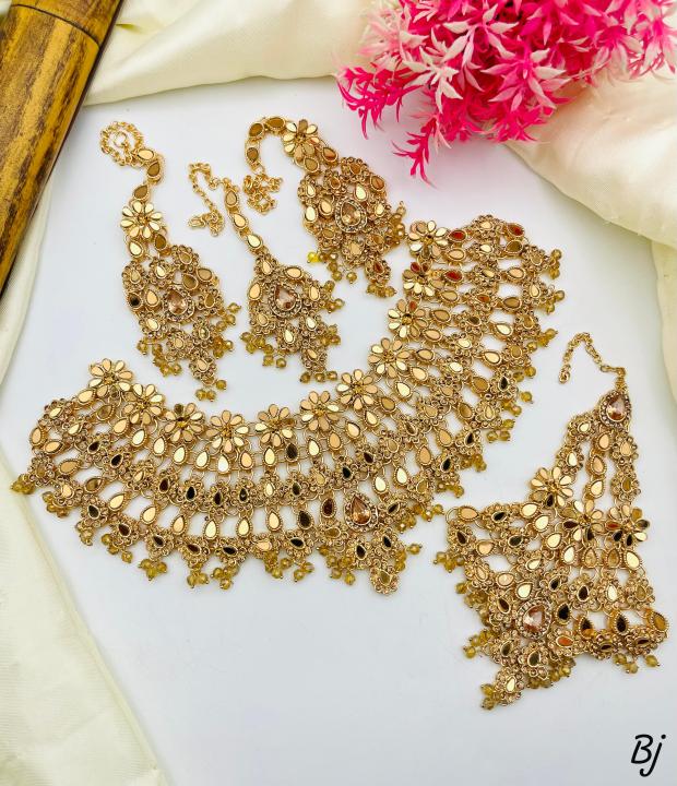 Bridal%20Kundan%20Jewellery%20Set%20for%20Women%20%7C%20Gold%20Plated%20Traditional%20Choker%20Necklace%20with%20Earrings,%20Maang%20Tikka%20&%20Passa%20%7C%20%20Pakistani%20Wedding%20Jewelry%20-%20Image%202