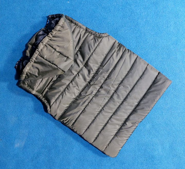 Sleeveless%20Puffer%20Jacket%20for%20Men%20%7C%20Zipped%20Pockets%20with%20Detachable%20Hood%20-%20Image%207