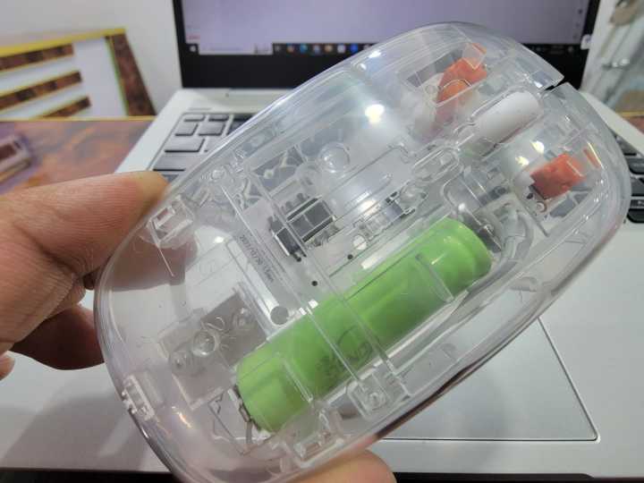 Wireless%20Transparent%20Mouse%20%E2%80%93%20Bluetooth%20Mouse%20with%20USB%20Dongle,%20Slim%20Rechargeable%20Design%20-%20Image%207