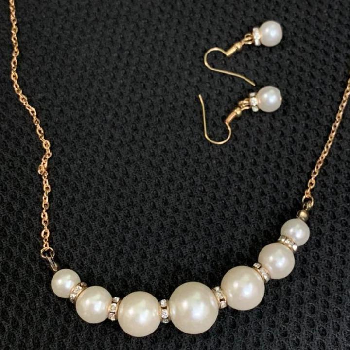 Hot Trendy High Quality Pearl Necklace With Tops