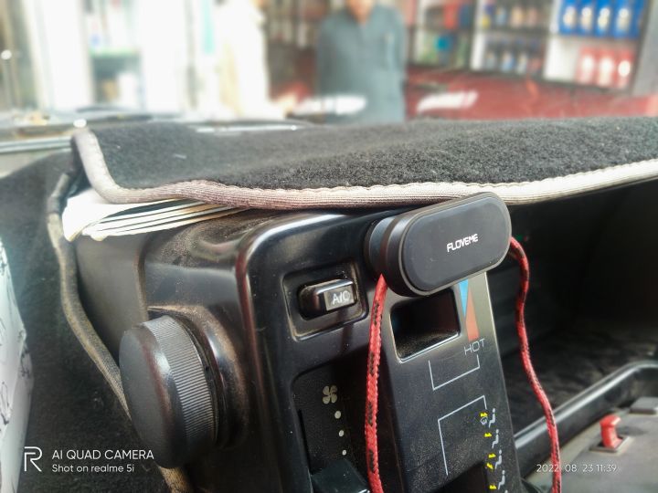 Magnet%20Car%20Phone%20Holder%20-%20Multi-Functional%20Mobile%20and%20Key%20Organizer%20-%20Image%205