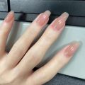 Ganlu Temple Nail Art Hua Fei touched her face and wore nail products, Zhen Huan Bing was transparent and long trapezoidal, and European and American style wore nails and nails. 