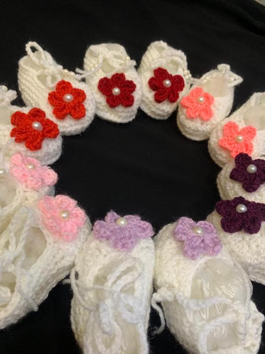 BABY%20BOOTIES%20/%20BABY%20SHOES%20/%20CUTE%20BABY%20WOOLEN%20CROCHET%20HANDMADE%20BABY%20GIRL%20SHEOS%20FOR%20WINTER%20/%20WINTER%20CROCHET%20ACCESSORIES%20-%20Image%205