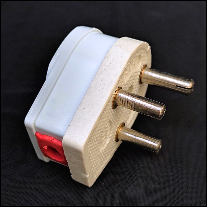 3%20Pin%20Power%20Plug%20with%20Extra%202%20Pin%20Socket%2030A%20500V-%20Ceramic%20Base%20Heavy%20Duty%20for%20Heavy%20Appliances%20-%20Image%204