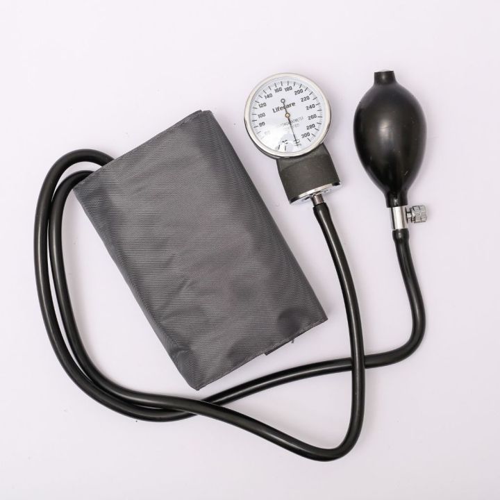 Ucheck%20Professional%20Manual%20Blood%20Pressure%20Cuff%20%E2%80%93%20Superior%20Aneroid%20Sphygmomanometer%20BP%20Operator%20with%20Durable%20Carrying%20Case%20With%20Accurate%20Readings%20-%20Image%202