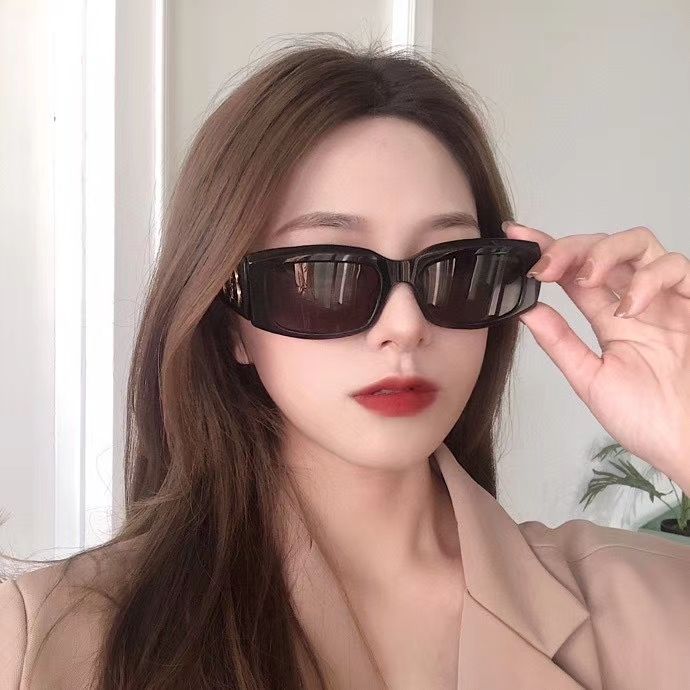 D-Shaped Vintage Rectangle Sunglasses For Women - Trendy Square Sun glasses For Men / Unisex
