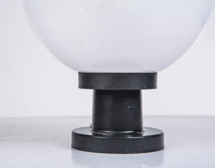 Polycarbonate%20Globe%20Gate%20Light%20-%20Image%205