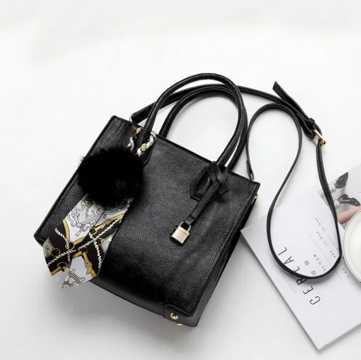 ladies%20handbags%20in%20Pakistan/%20cheap%20online%20women%20bags/%20trendy%20handbags/%20stylish%20tote%20bags/%20shoulder%20handbag%20-%20Image%204