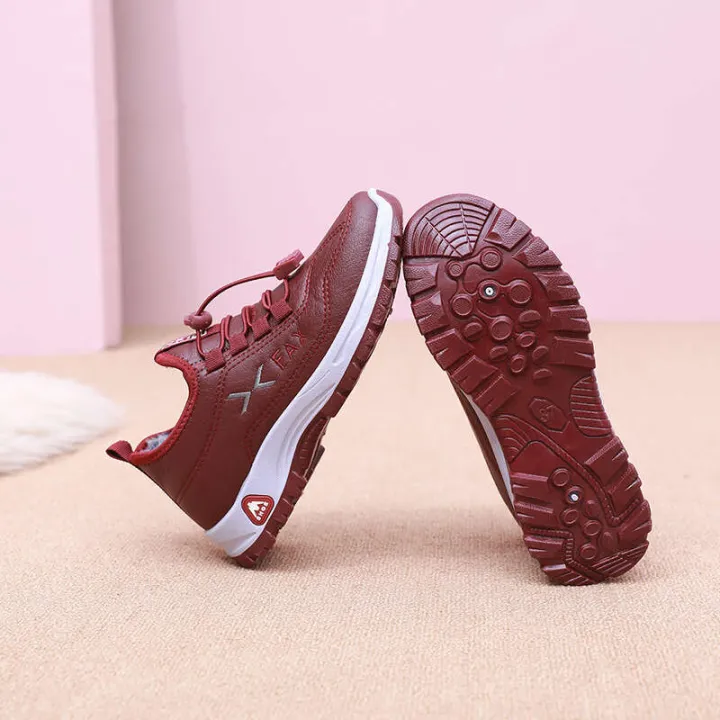 Winter%20Old%20Beijing%20Leather%20Waterproof%20Mother%20Plush%20Thickened%20Walking%20Non%20slip%20and%20Warm%20Women's%20Cotton%20Shoes%20-%20Image%204