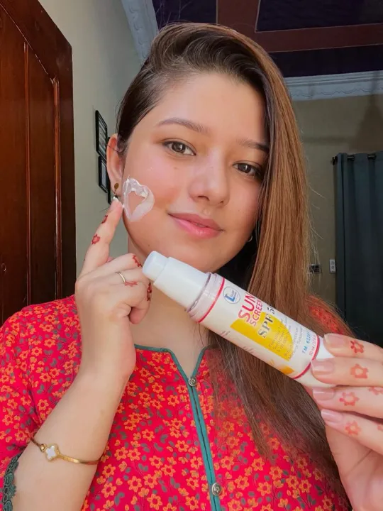 Sunscreen%20SPF%2050%20by%20Ladiesshoppk%20For%20All%20Skin%20Types%20-%20Image%204