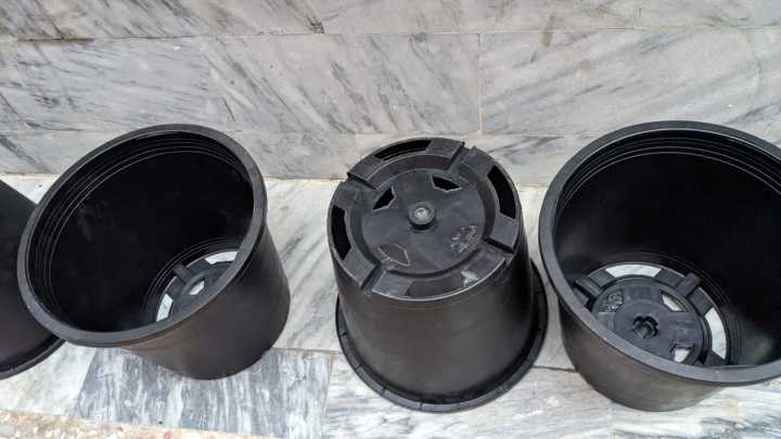 Plastic%20Pots%2012inch%20for%20Plants%20and%20Flowers%20-%20Pack%20of%202,4,6,8,10,12%20-%20Image%204
