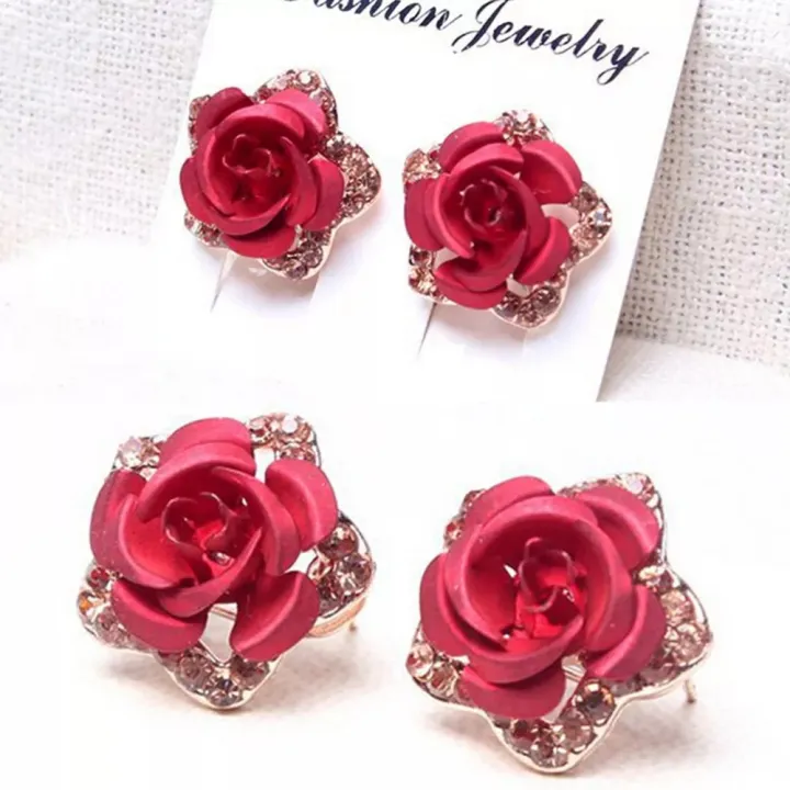 Fashionable%20Floral%20Stud%20Earrings%20-%20Image%202