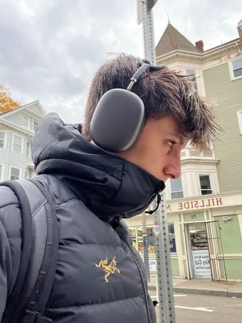 P9%20Wireless%20Bluetooth%20Headphones%20%7C%20HiFi%20Stereo%20Over-Ear%20%7C%20Built-in%20Mic%20%7C%20Sports%20Headset%20for%20iPhone,%20Tablet,%20PC%20-%20Image%203