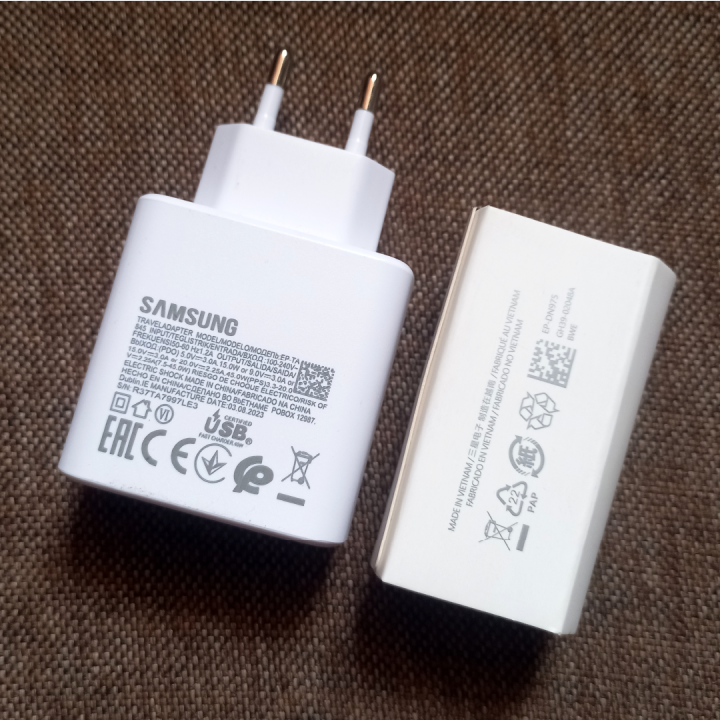 Samsung_45W%20Super%20Fast%20Charger%20With%20Type-C%20to%20Type-C%20Cable%20%7C%20PD%20Charger%20For%20all%20Mobile%20Phones%20and%20Samsung%20phones%20-%20Image%204