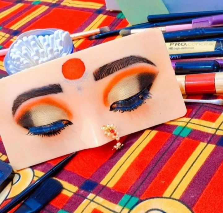 EYE%20DUMMY%20MAKEUP%20PRACTICE%20BOARD%20WITH%20CLEANER%20-%20Image%204