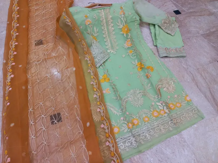 Full%20Embroiderd%20Shirt%20With%20Emb%20Dupatta%203pcs%20%20Shirt%20Stuff%20Organza%20%20Embroidery%20Stuff%20Malai%20Crepe%20%20Emb%20Dupatta%20Size%202.5%20Yards%20Stuff%20Organza%20%20tahi%20-%20Image%205