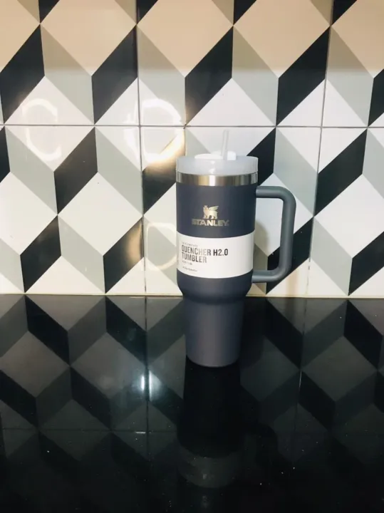 Stanley%20Quencher%20H2.0%20FlowState%E2%84%A2%20Tumbler%2040%20oz%20-%201.18L%20-%20Image%202