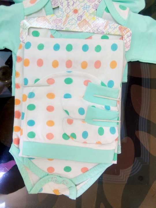 8%20Pieces%20Starter%20Set,%20Gift%20Clothing%20Set%20%20For%20New%20Born,%20Toddlers,%20Infants,%20Unisex%20In%200%20Size/%20Newborn%20baby%20Starter%20Kit/%20Baby%20Suite%20with%20Wrapper%20-%20Image%207