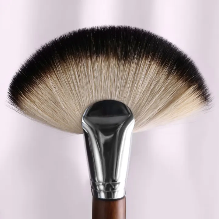Fan%20Brush%20for%20foundation%20-%20Image%202