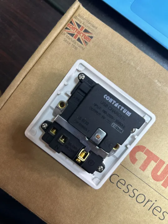 13A%201%20Gang%20Switched%20Socket%20With%20USB%20Charger%20(5V%20DC%202.1A)%20-%20Image%205